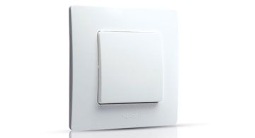 Ein weißer Lichtschalter von Legrand, quadratisch mit abgerundeten Kanten, auf weißem Hintergrund.